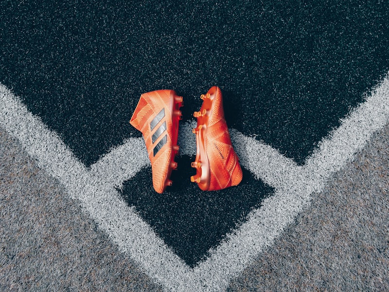 推球网团队在办公室讨论足球赛事数据分析