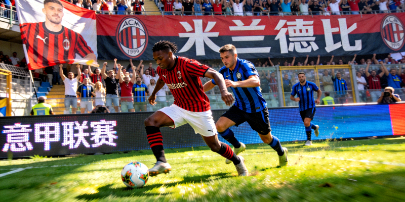 意甲联赛AC米兰与国际米兰的米兰德比精彩画面